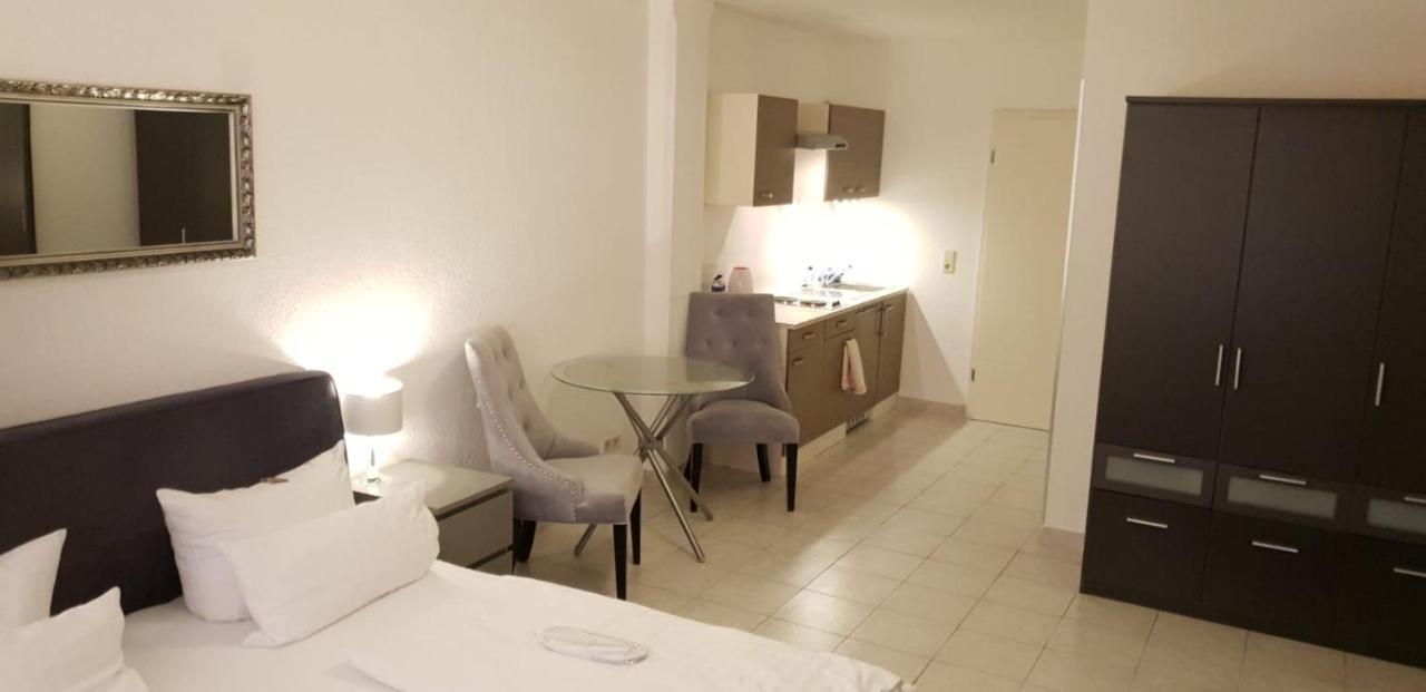 Hotel Zur Alten Stadtkellerei ไลป์ซิก ภายนอก รูปภาพ A studio apartment in London
