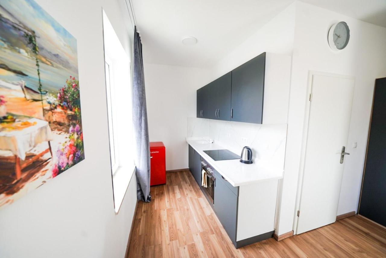 Hotel Zur Alten Stadtkellerei ไลป์ซิก ภายนอก รูปภาพ A typical kitchen in a student apartment
