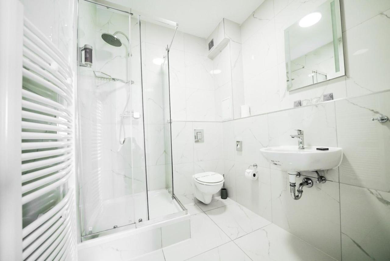 Hotel Zur Alten Stadtkellerei ไลป์ซิก ภายนอก รูปภาพ A modern bathroom