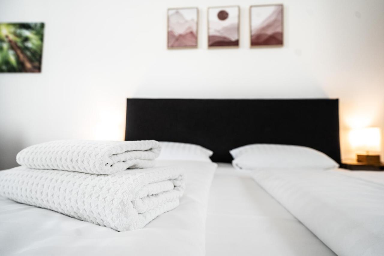 Hotel Zur Alten Stadtkellerei ไลป์ซิก ภายนอก รูปภาพ A duvet on a bed