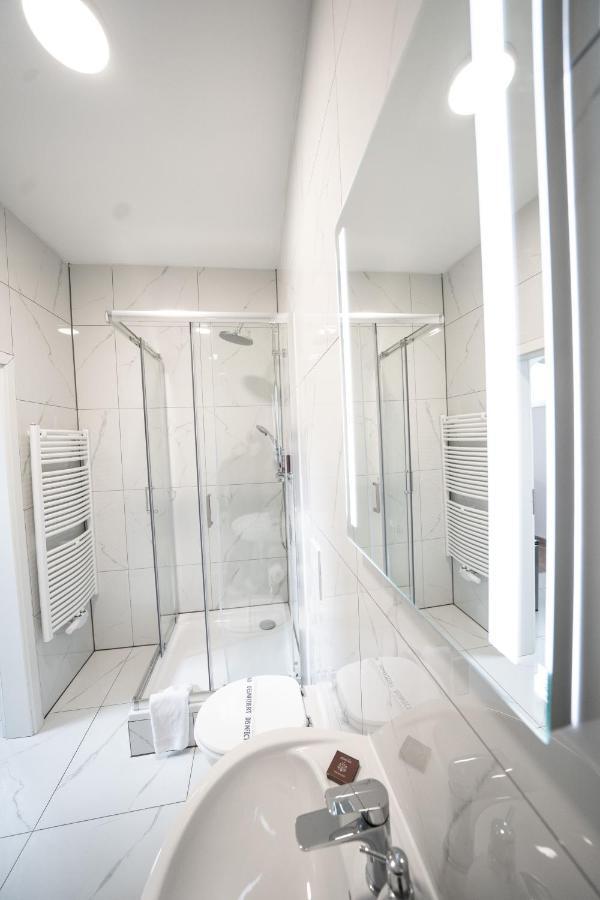Hotel Zur Alten Stadtkellerei ไลป์ซิก ภายนอก รูปภาพ A shower enclosure