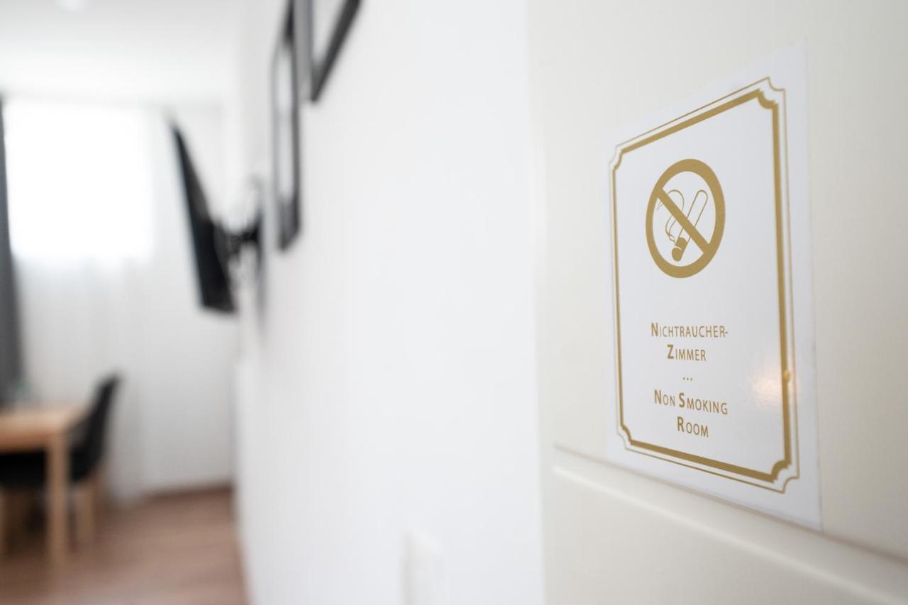 Hotel Zur Alten Stadtkellerei ไลป์ซิก ภายนอก รูปภาพ A sign in a hotel room in Japan