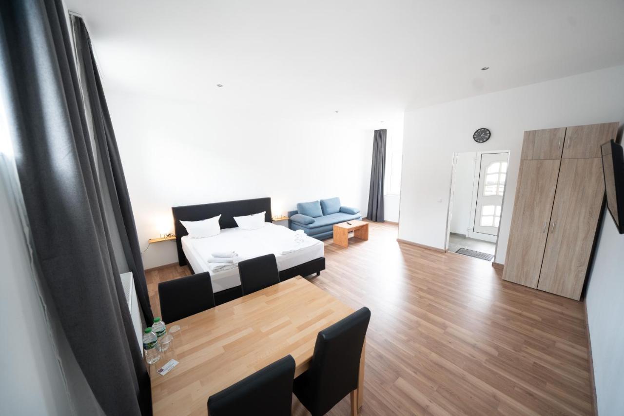 Hotel Zur Alten Stadtkellerei ไลป์ซิก ภายนอก รูปภาพ A typical studio apartment