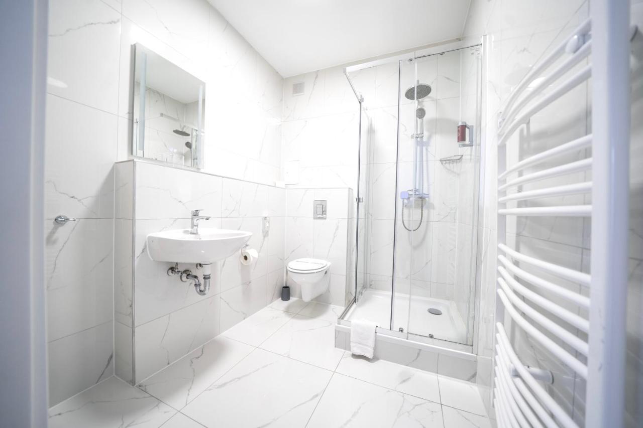 Hotel Zur Alten Stadtkellerei ไลป์ซิก ภายนอก รูปภาพ A shower room