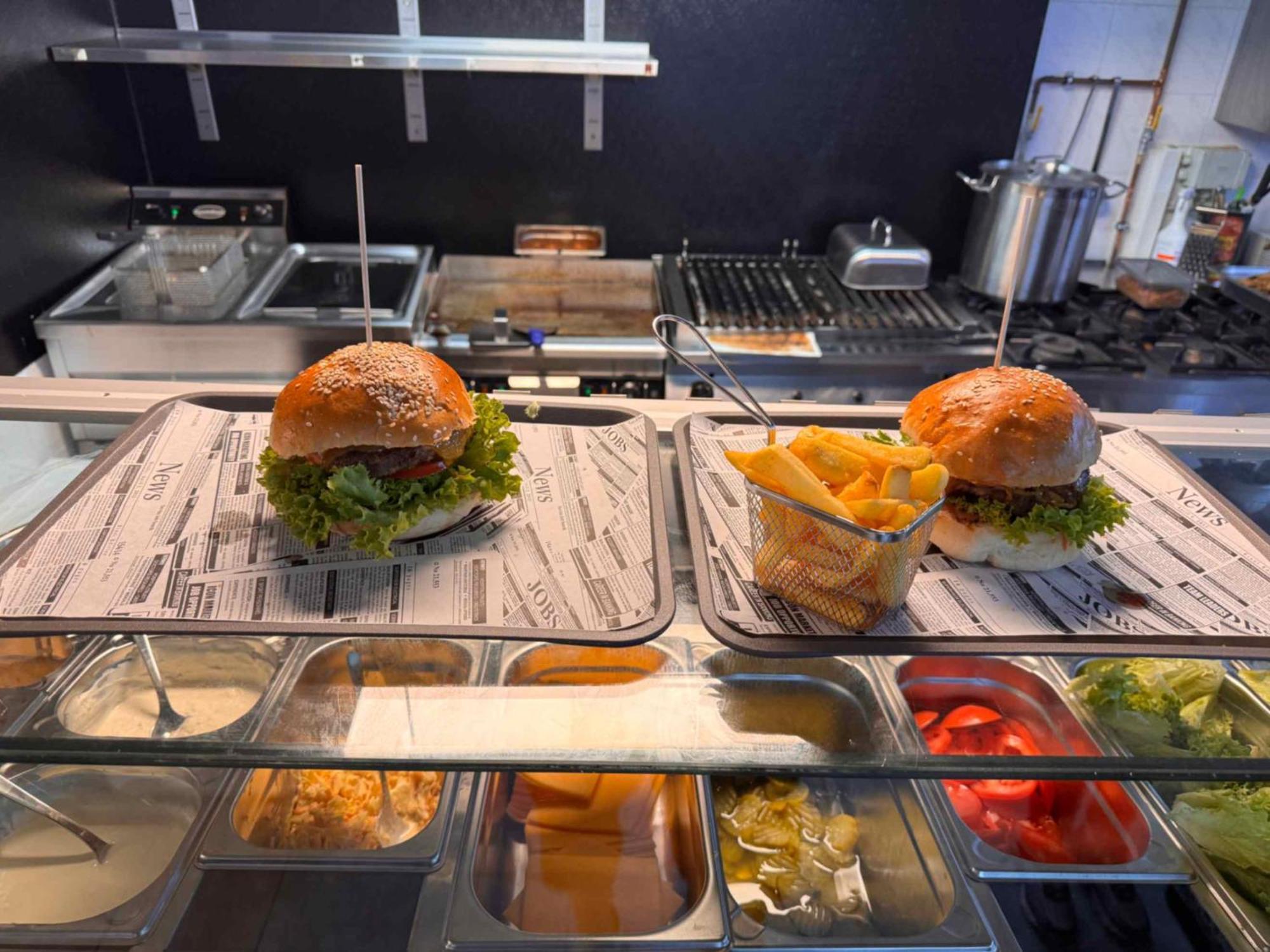 Hotel Zur Alten Stadtkellerei ไลป์ซิก ภายนอก รูปภาพ A burger being prepared at a restaurant