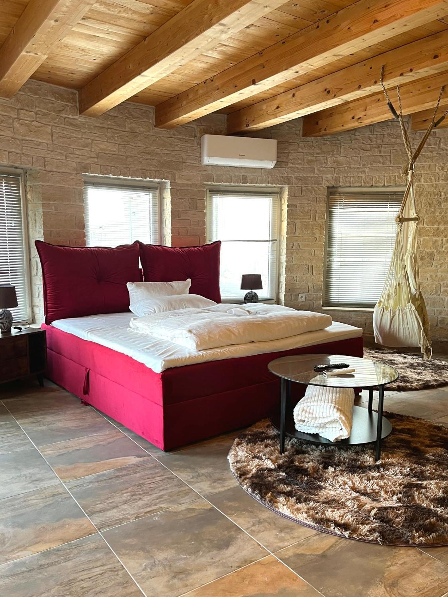 Hotel Zur Alten Stadtkellerei ไลป์ซิก ภายนอก รูปภาพ A modern air conditioning unit in a bedroom